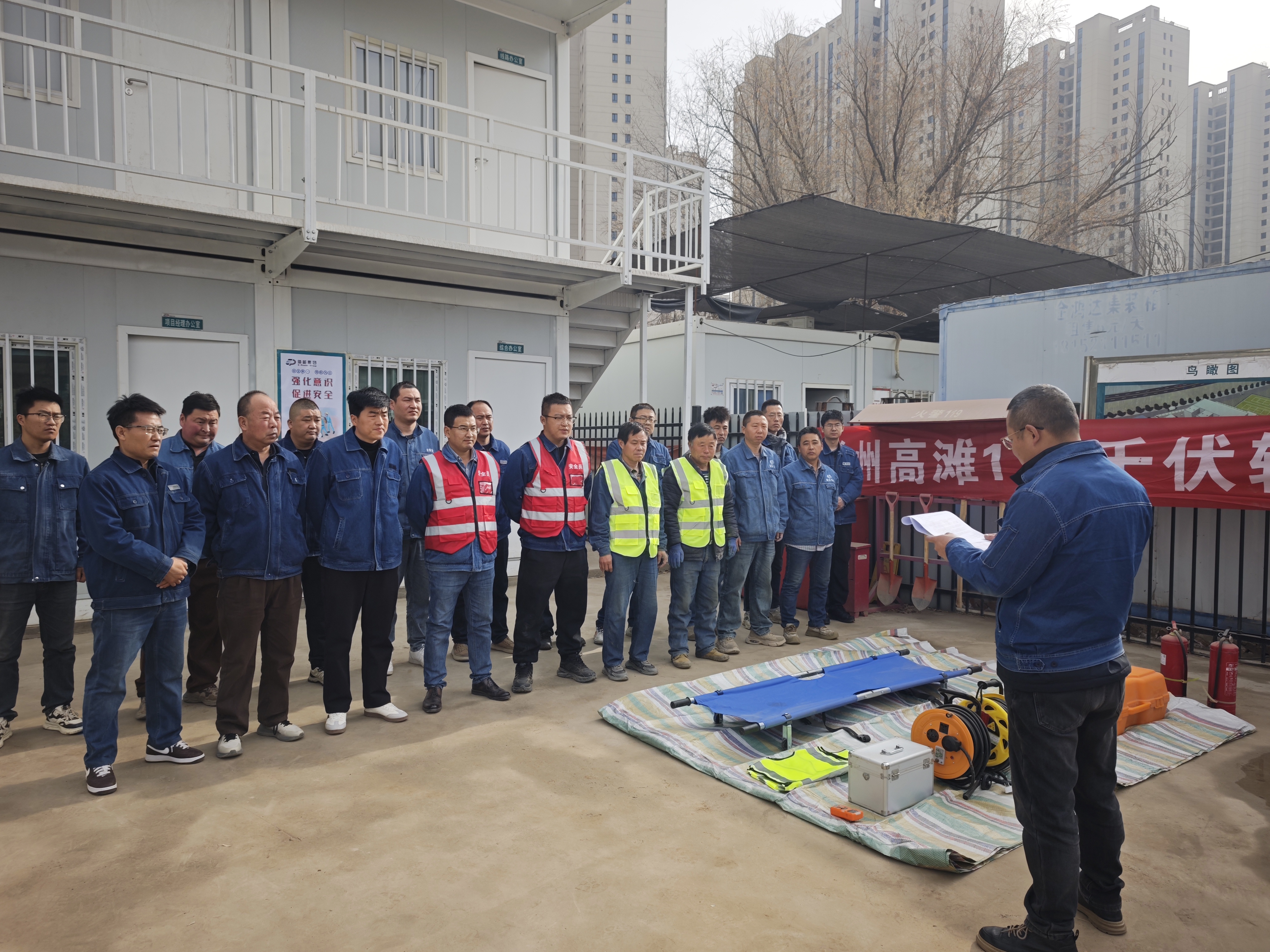 国网兰州供电公司建设部组织施工人员在高滩110千伏变电站开展复工前应急演练。祁爱国摄.jpg 国网兰州供电公司建设部组织施工人员在高滩110千伏变电站开展复工前应急演练。祁爱国摄.jpg