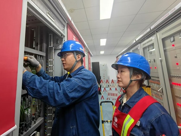 330母线保护更换照片_600.jpg 330母线保护更换照片_600.jpg