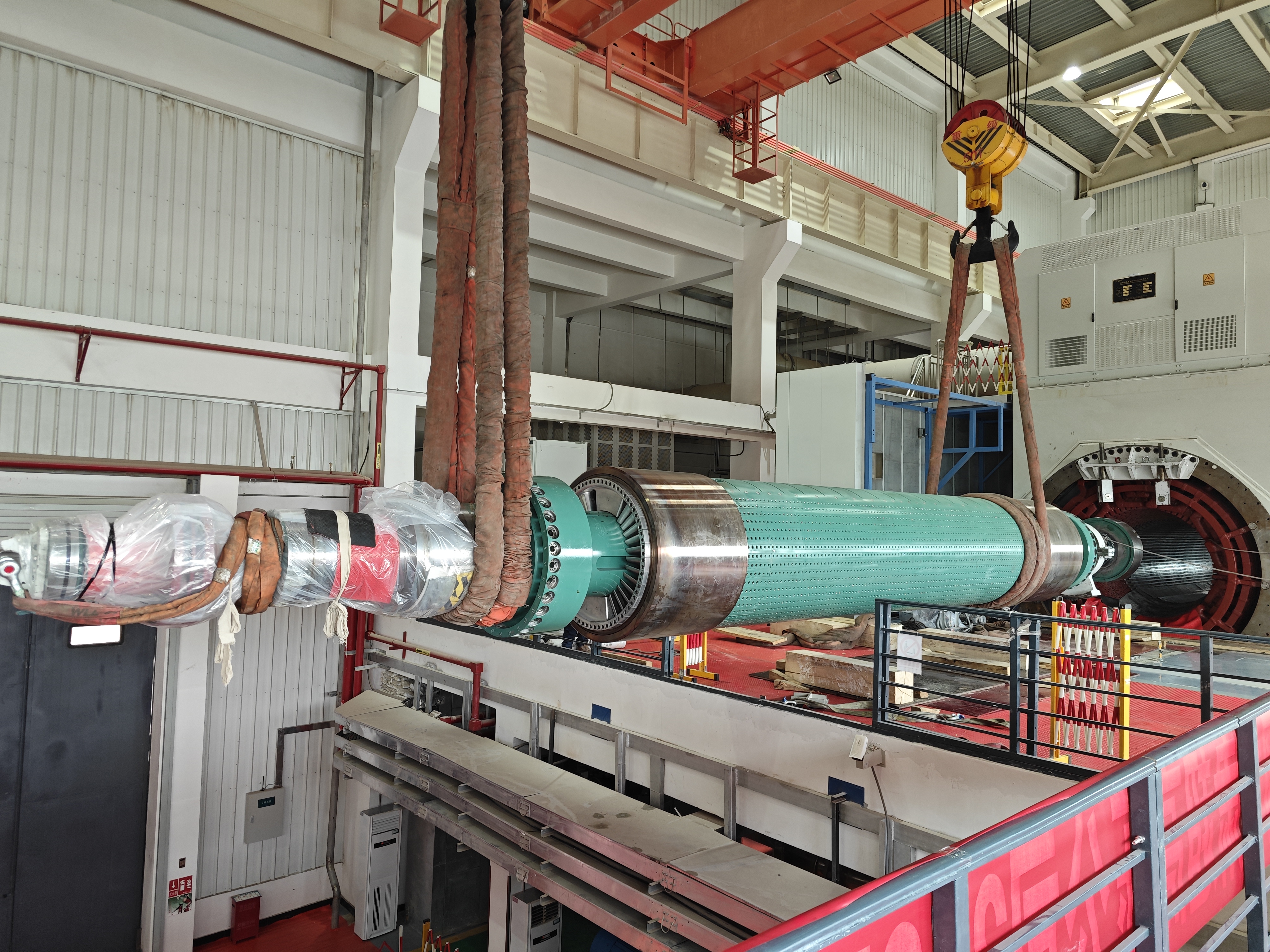 刘家峡水电厂：祁连换流站2号调相机转子顺利抽出.jpg