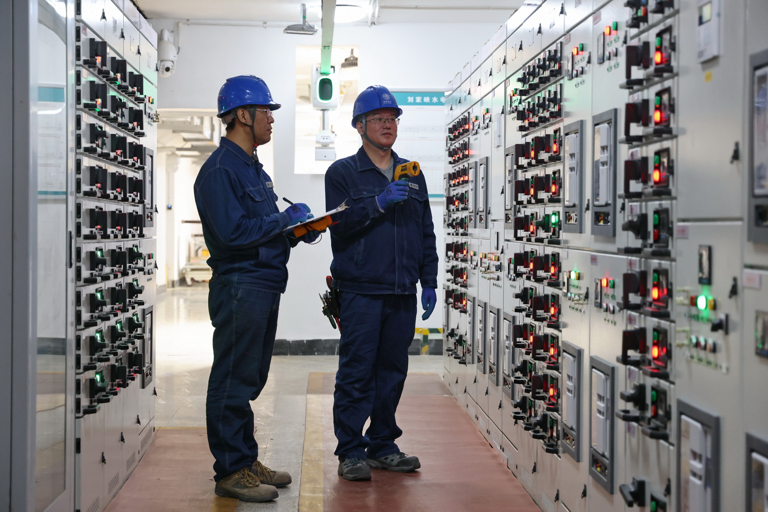 4.国网甘肃刘家峡水电厂运用“人工+智能”开展设备巡回检查.JPG