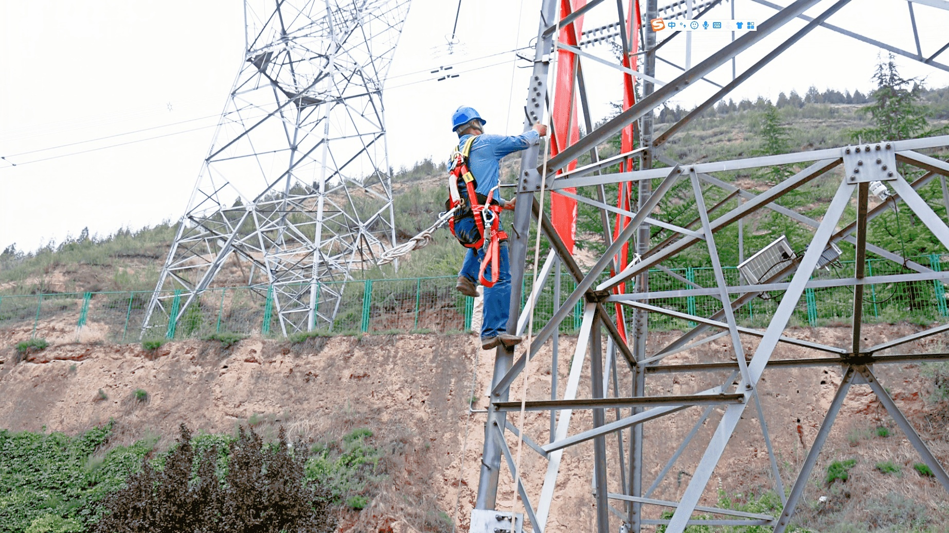 国网兰州供电公司员工在兰州石板山输电线路技能培训基地使用“全方位双扣式安全防坠器”开展登塔作业。<span class=
