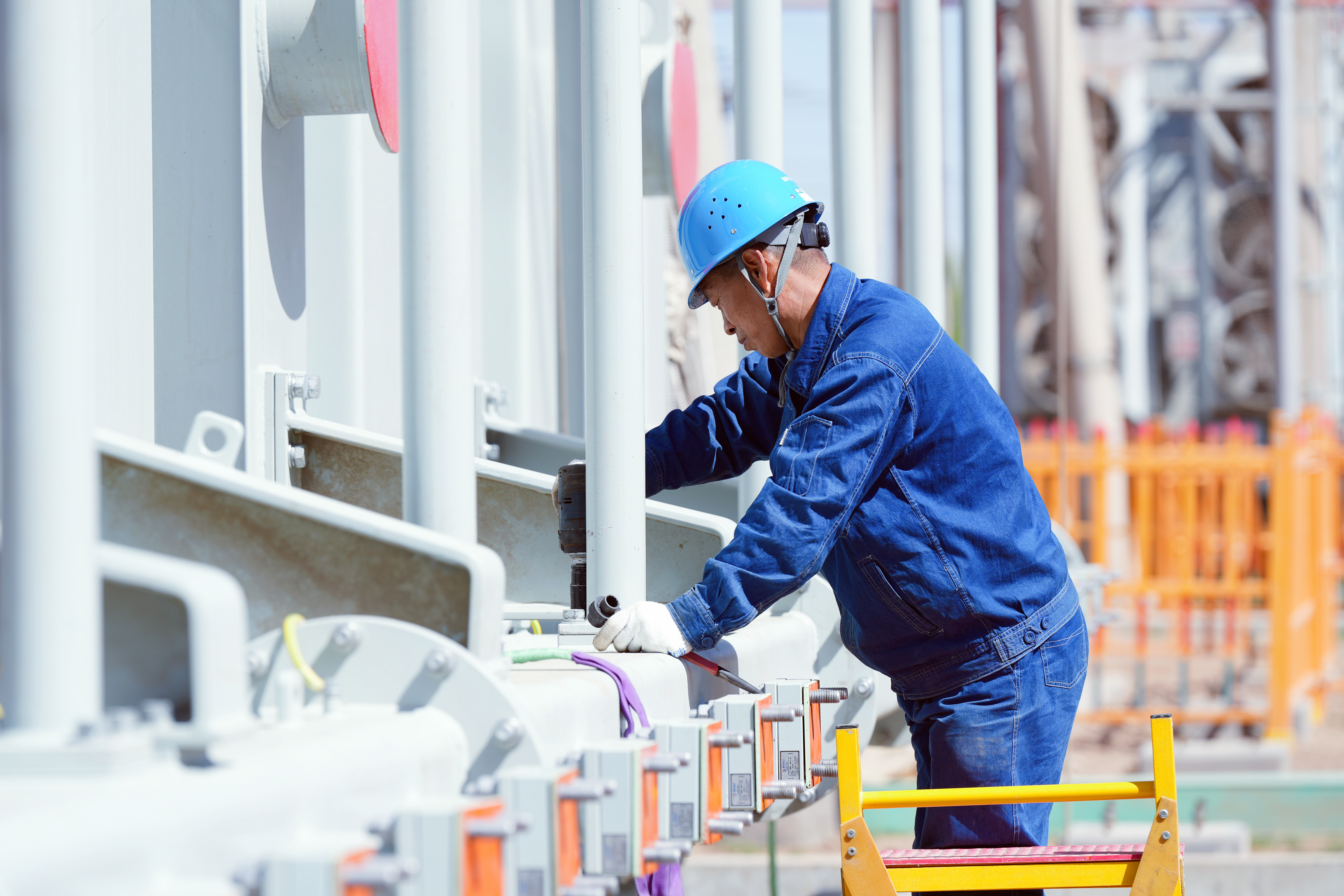 20250509国网兰州供电公司变电检修中心员工在330千伏永登变电站1号主变安装散热器主油管。史双绚摄  (1).JPG