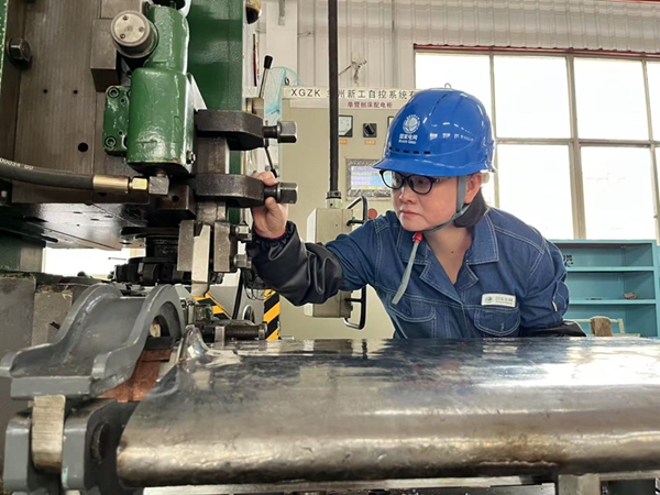 王凤娟在操作水流切割机 600.jpg