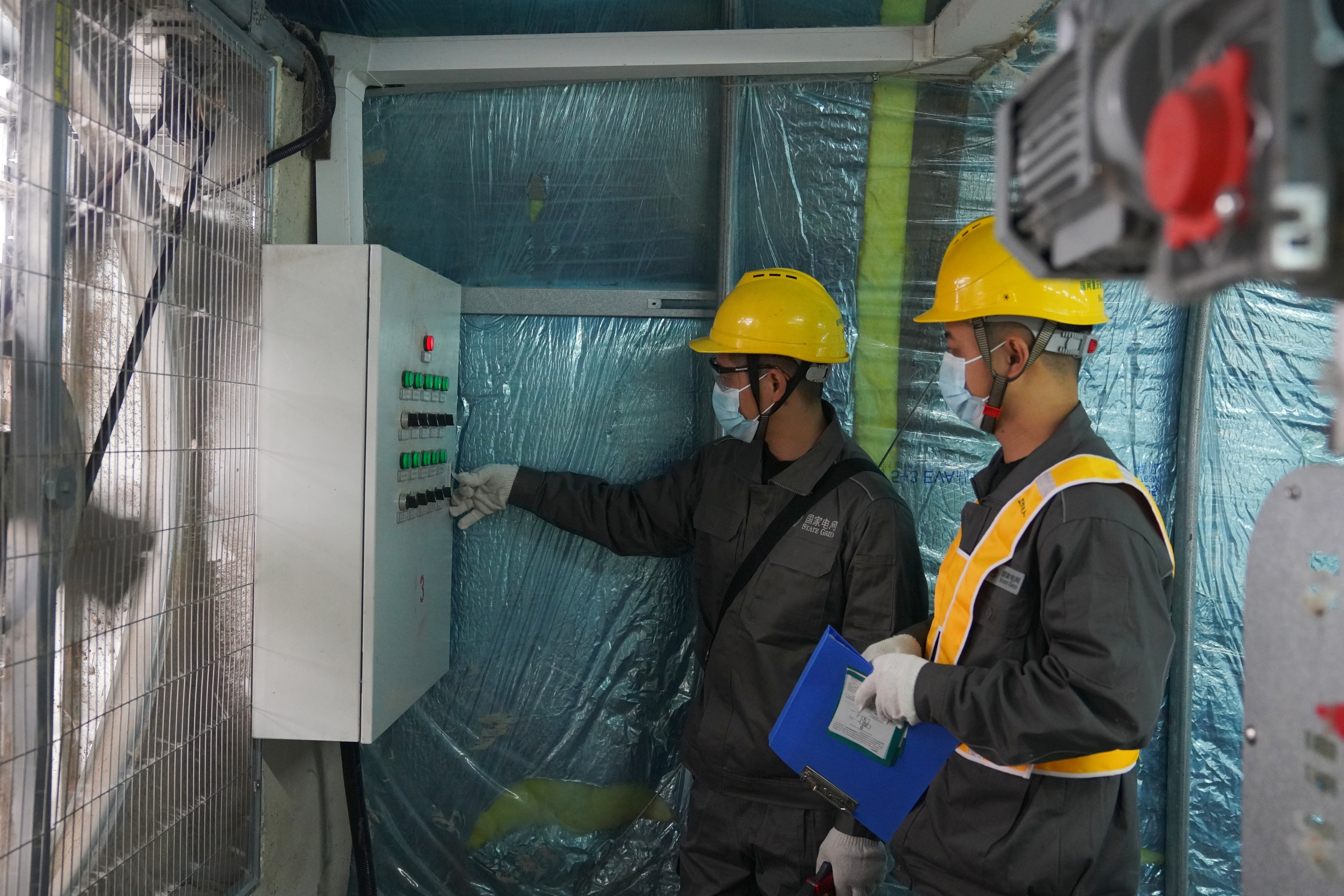 国网铜梁供电公司员工为华兴镇肉兔养殖基地开展安全用电检查（颜玲莉） (2).jpg