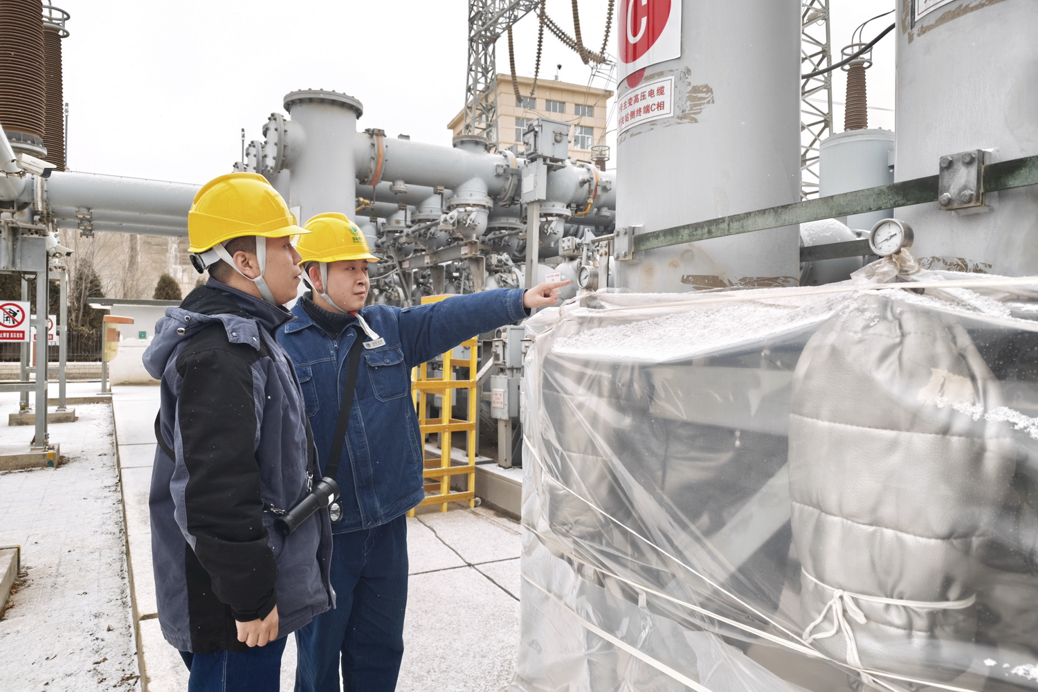 刘家峡水电厂：以动制冻御寒潮 稳供保电守光明(2).jpg