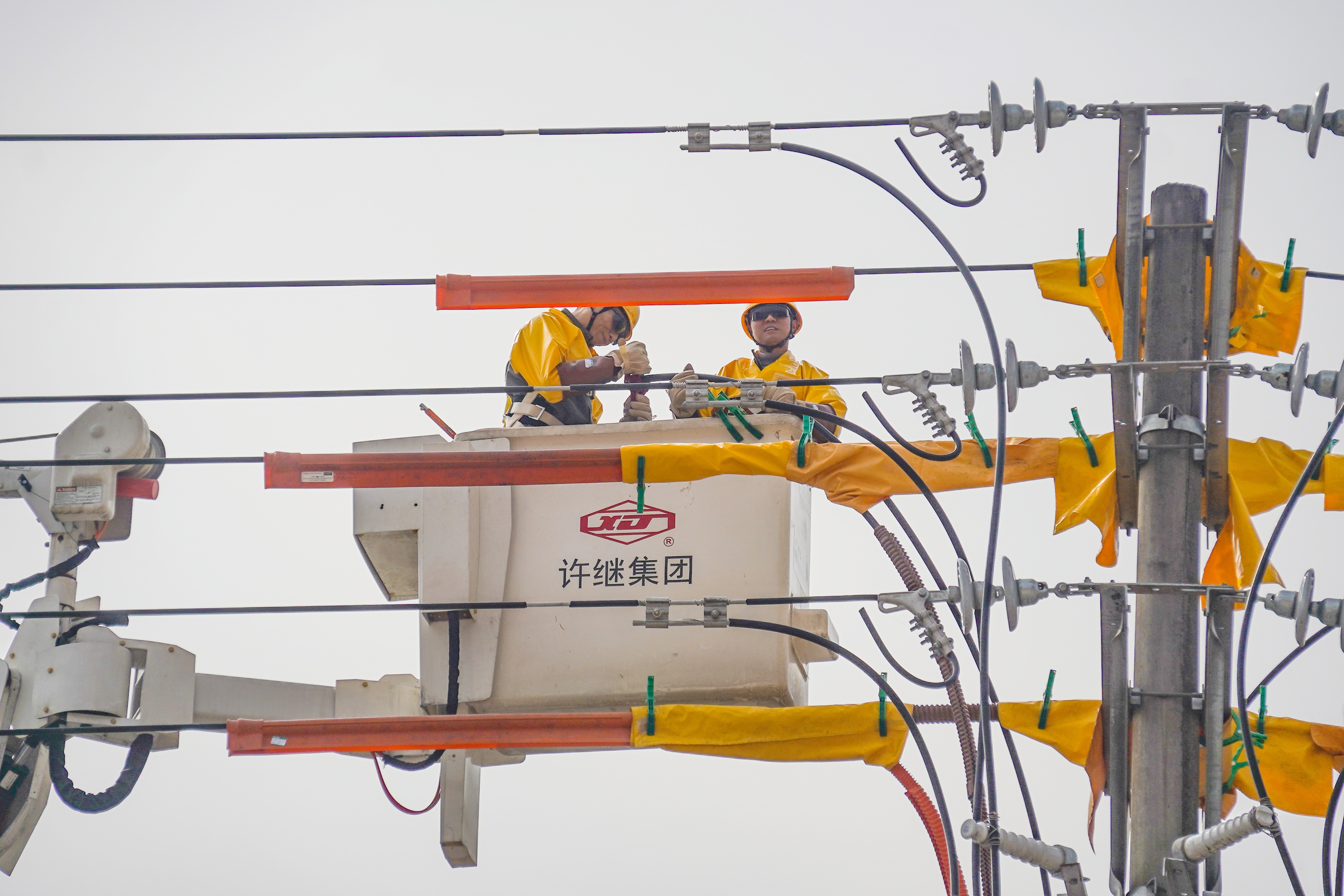 带电作业图片.jpg 带电作业图片.jpg