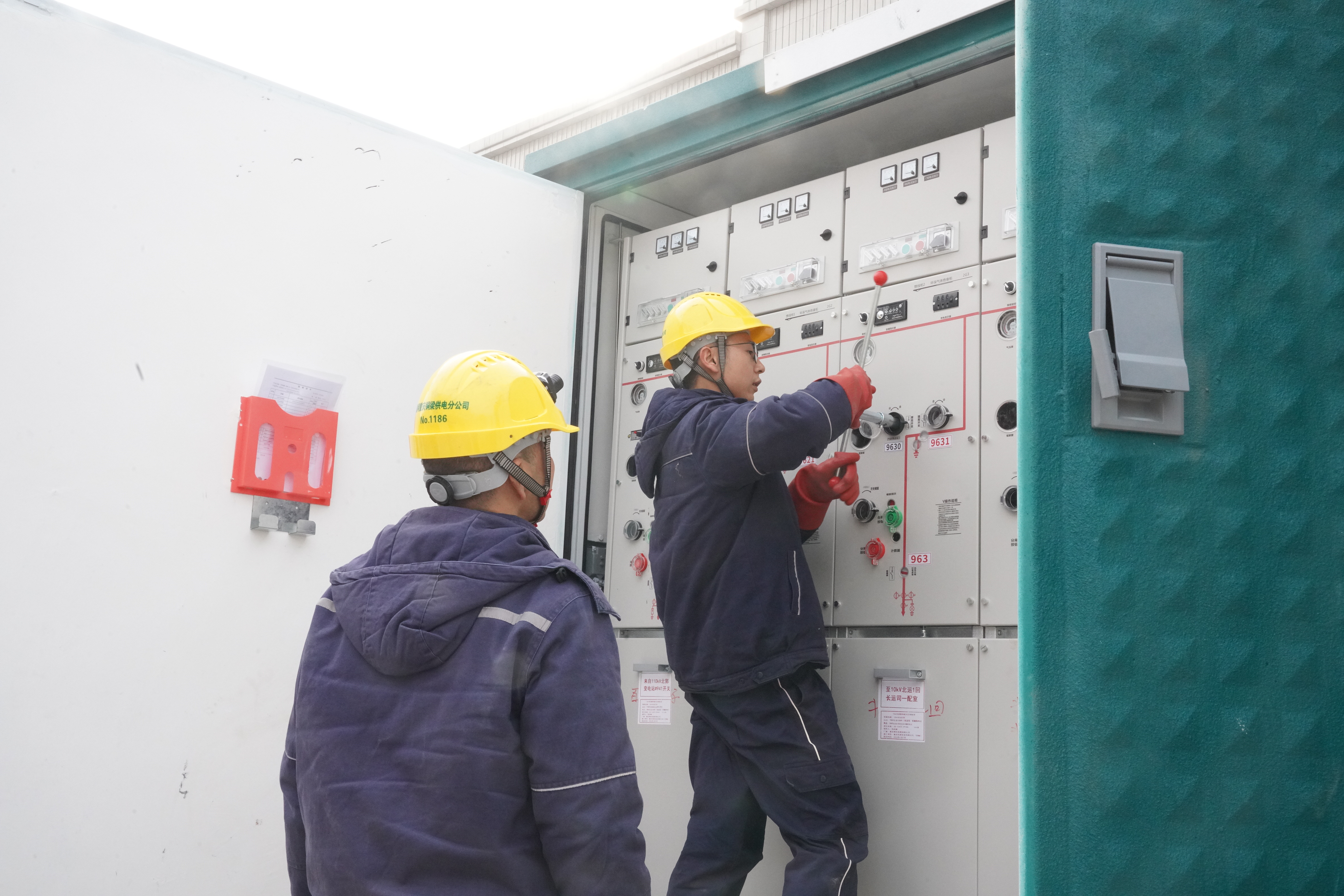 重庆铜梁供电公司开展物流园室内开闭所改户外环网柜改造（颜玲莉） (1).JPG