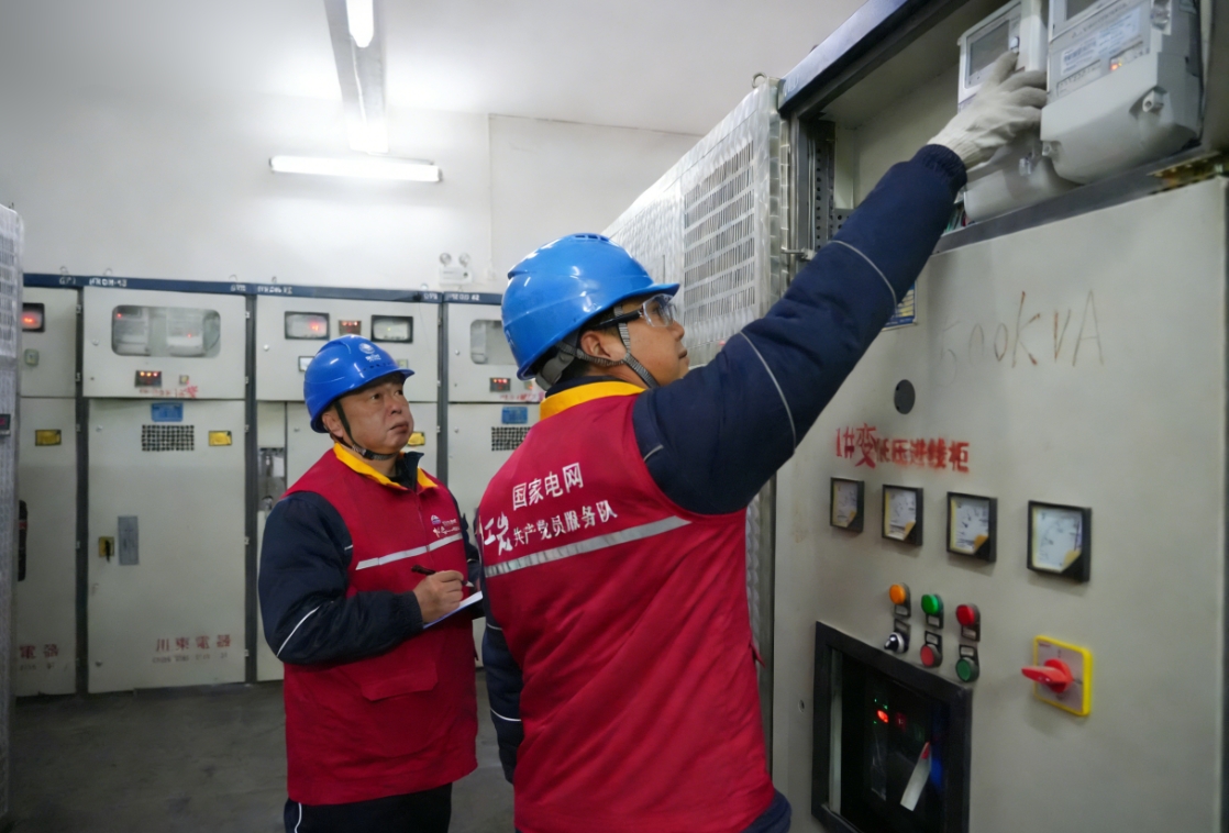 2月4日国网开州供电公司员工在‌重庆嘉利华食品有限公司配电房巡检（张俊凯）.jpg