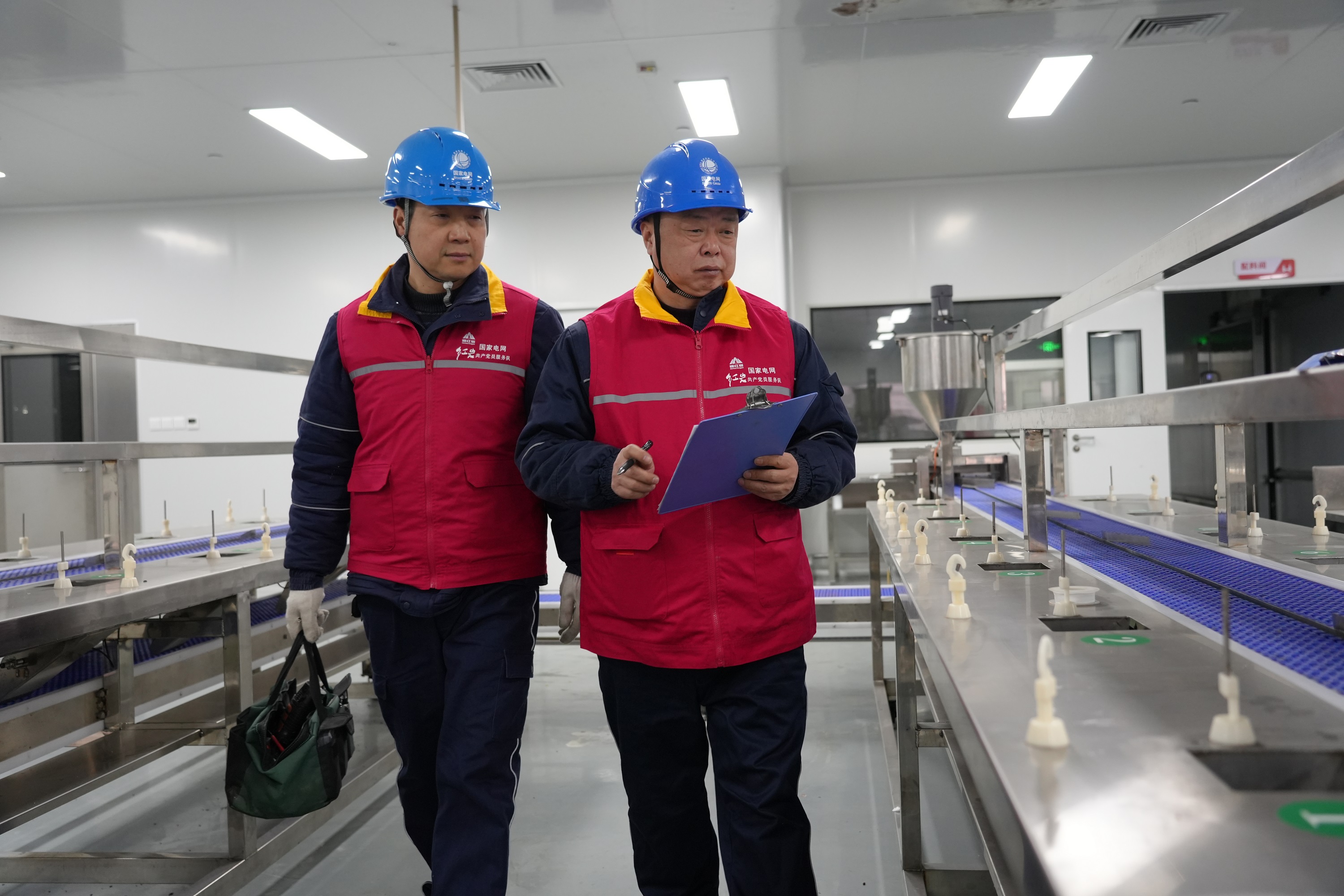 2月4日国网开州供电公司员工在‌重庆嘉利华食品有限公司生<span class=