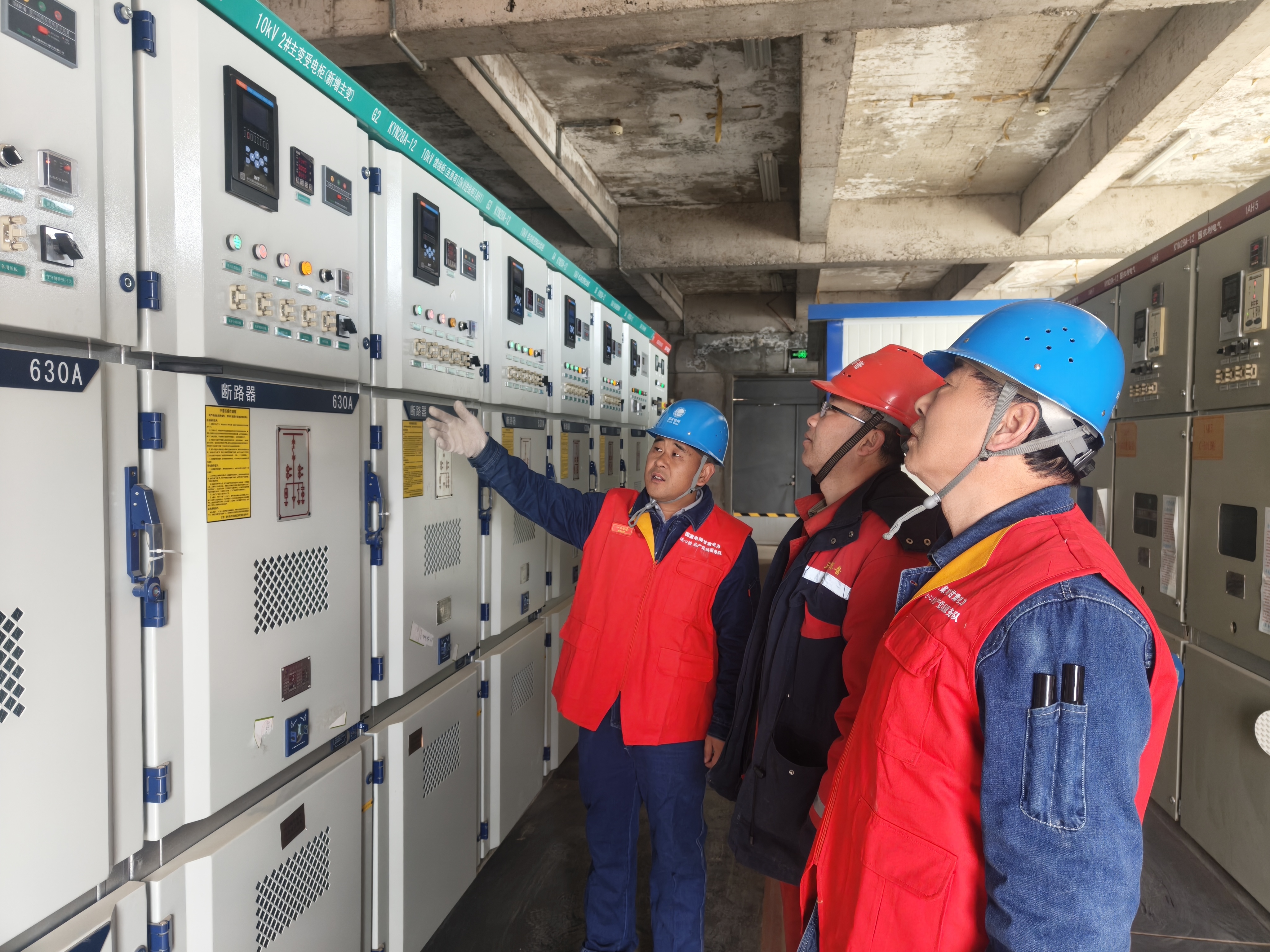 2月25日，国网兰州供电公司永靖县供电公司员工在甘肃临夏永靖县三峡赛普液化天然气有限公司开展用电安全专项检查。崇兴彦摄.jpg