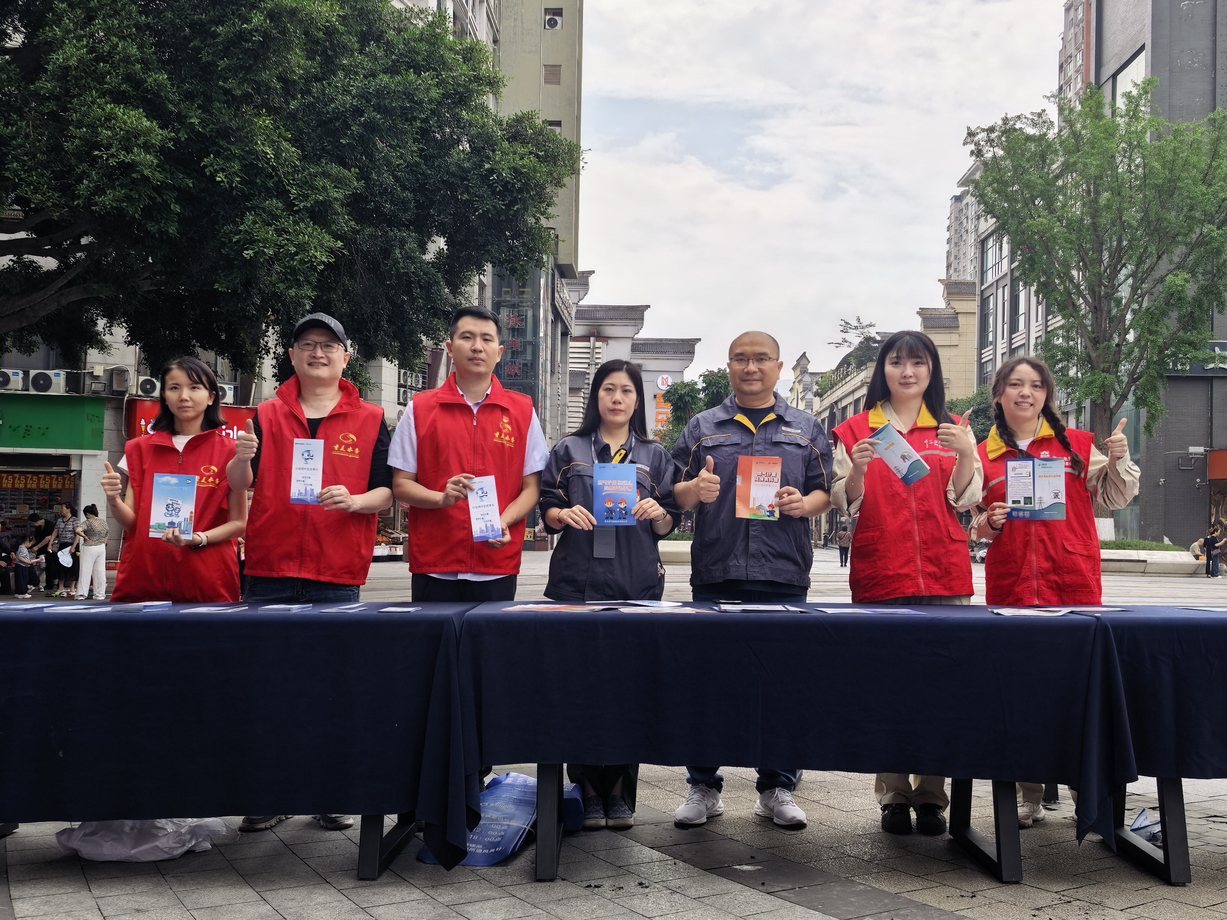 5月20日，国网北碚供电公司联合重庆燃气北碚分公司、重庆市自来水有限公司北碚营业管网所开展“5.20世界计量日”主题服务活动。（蒙明波  摄）.jpg