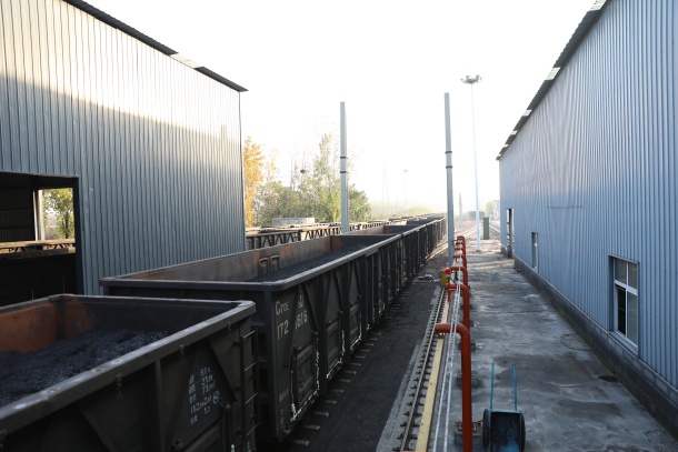 图为等待采样的火车运输燃煤.JPG 图为等待采样的火车运输燃煤.JPG